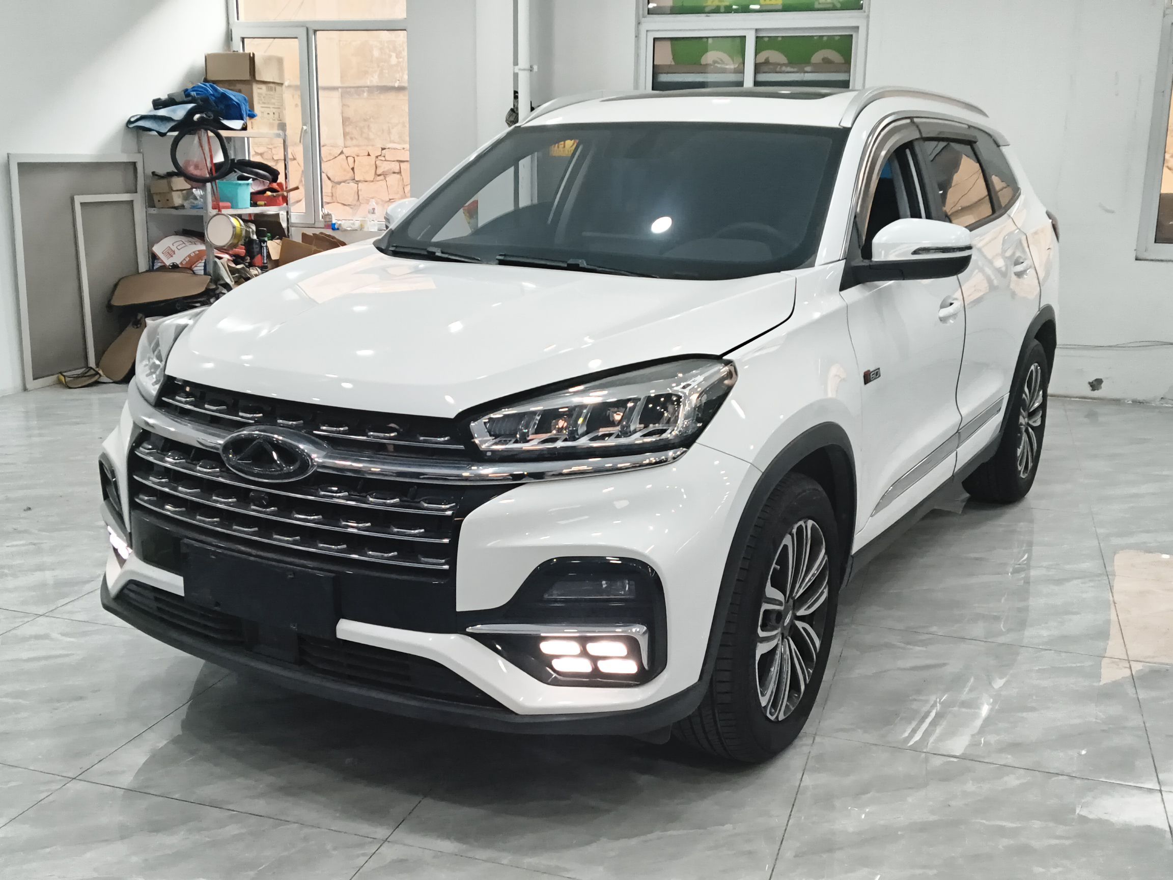 Под передней частью автомобиля
