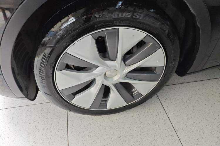 Used Tesla Model Y 2022 Long-Range All-Wheel-Drive Version