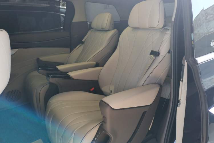 Used Denza D9 2022 DM-i 1040 Prestige Model
