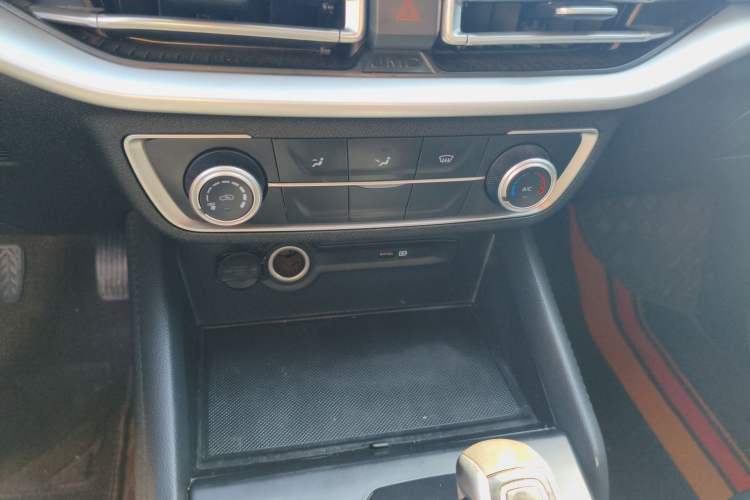 Used JMC Yuhu 7 2023 2.0T Automatic Diesel 4x4 Comfort Version Standard Wheelbase
