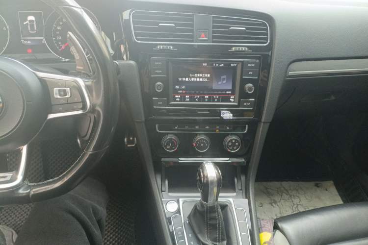 Used Volkswagen Golf 2018 280TSI Automatic R-Line Model Audio And AC Panel