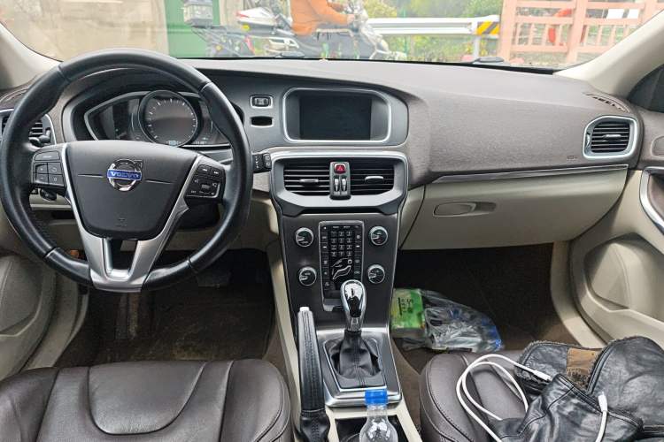 Used Volvo V40 2015 1.6T Zhiyi Edition
