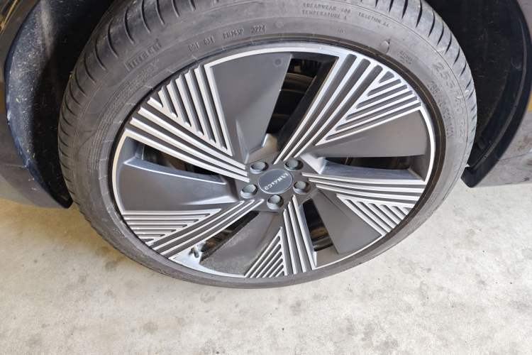 Used Lynk & Co 08 EM-P 2025 220 km All-Wheel-Drive Performance Halo
