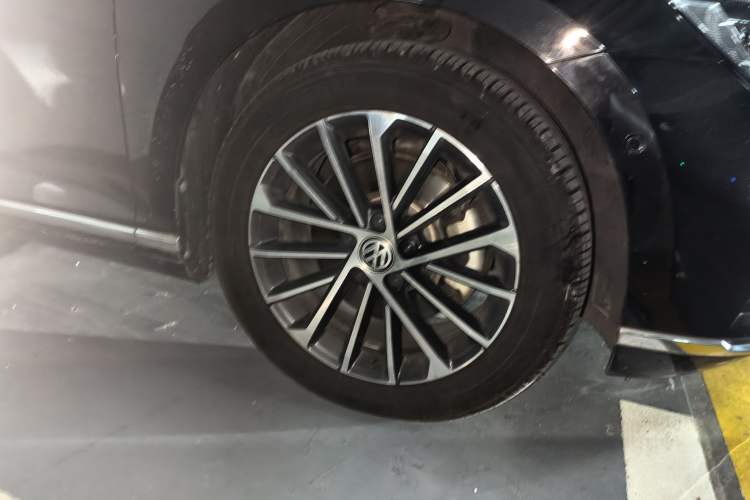 Used Volkswagen Magotan 2020 380TSI DSG Luxury Version Right Front Wheel Hub