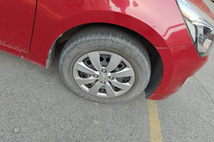 Used Hyundai Verna (older generation) 2014 1.4L Manual Smart GLS Trim Right Front Wheel Hub