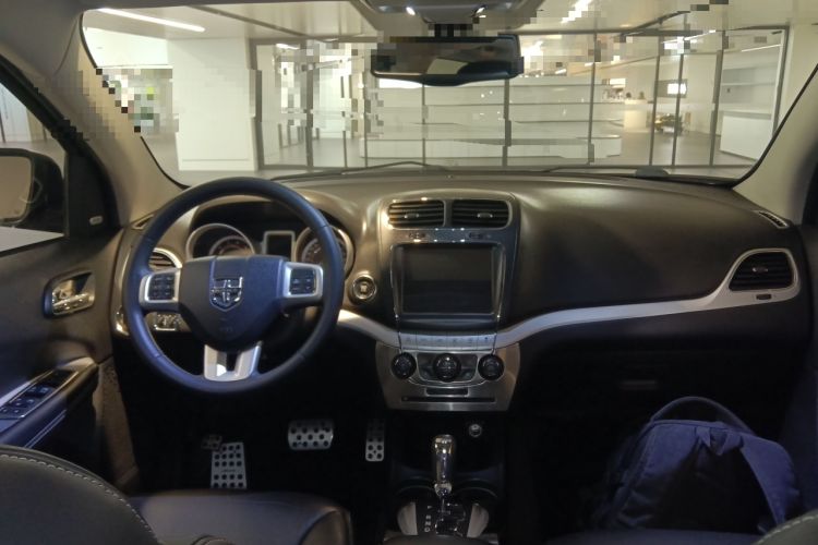 Used Dodge Journey 2013 2.4L Two-Wheel Drive Luxury Version Center Console