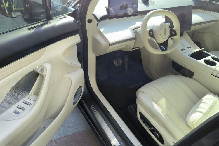 Used Hima Luxeed R7 2024 All-Electric 802 km Max
