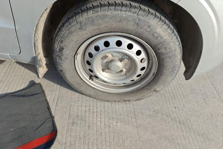 Used Wuling Hongguang V 2021 1.5L Jingqu Version LAR Right Front Wheel Hub