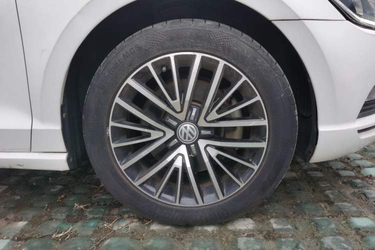 Used Volkswagen Lamando 2017 330TSI DSG Luxury Edition Right Front Wheel Hub