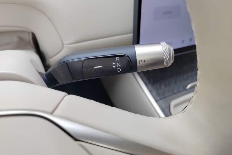 Used ONVO Luxeed L90 2025 Model—Ultra Six-Seater Version
