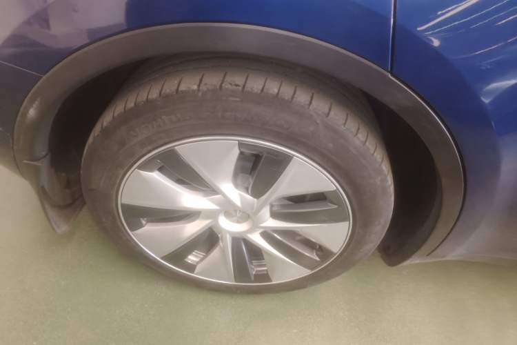 Used Tesla Model Y 2021 Standard Range Rear-Wheel Drive Version Right Rear Wheel Hub