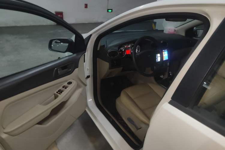 Used Ford Focus 2013 Sedan Classic 1.8L Manual Base Model
