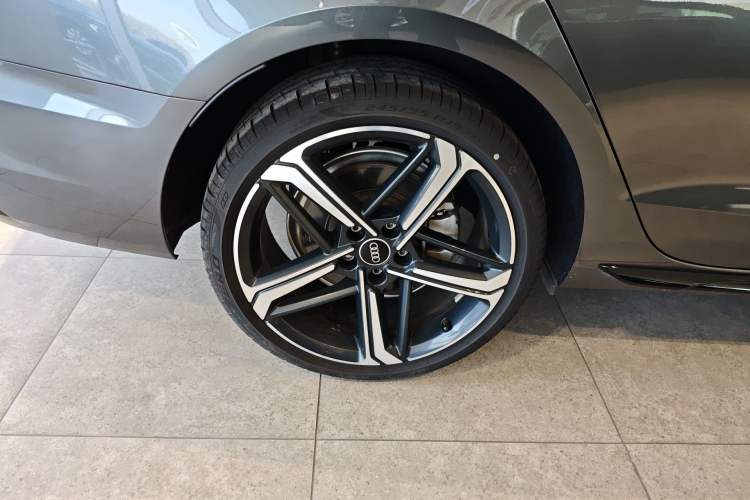 Used Audi A4L 2024 40 TFSI Luxury Dynamic Edition Right Rear Wheel Hub