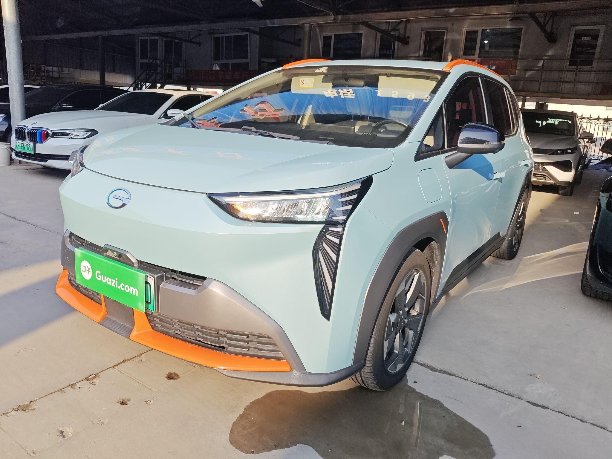 Под передней частью автомобиля