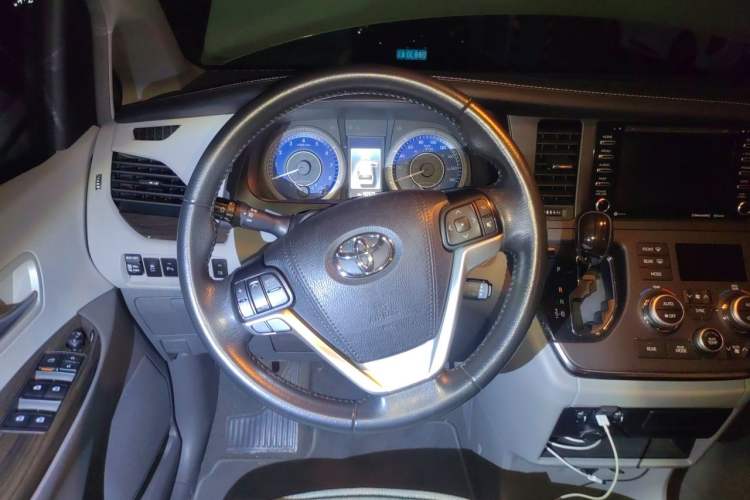 Used Toyota SIENNA 