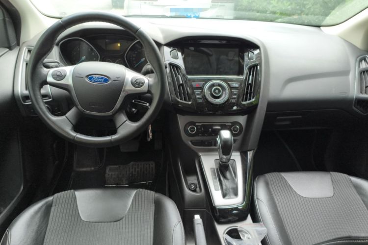 Used Ford Focus 2012 Hatchback 1.6L Automatic Fashion Edition Center Console