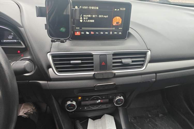 Used Mazda 3 Axela 2016 Sedan 1.5L Manual Luxury Model