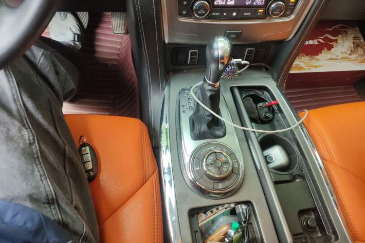 Used Nissan Patrol 2018 4.0L LinkedIn Edition Gear Lever