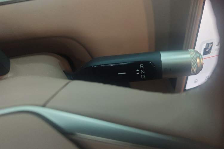 Used ONVO Luxeed L90 2025 Model—Ultra Six-Seater Version Gear Lever