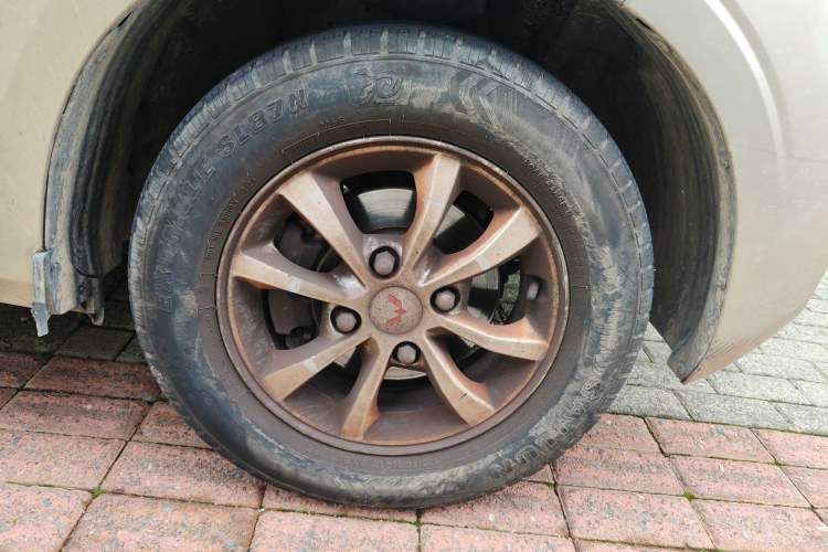 Used Wuling Hongguang V 2022 1.5L Jingqu Edition Electric-Assist LAR Right Front Wheel Hub