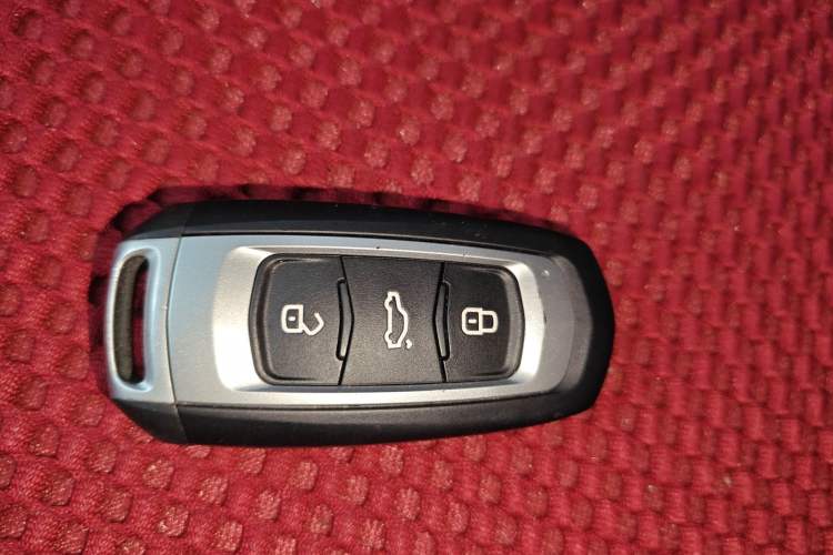 Used Geely Auto Emgrand 2017 Sedan Million Edition 1.5L CVT Upward Version Vehicle Key