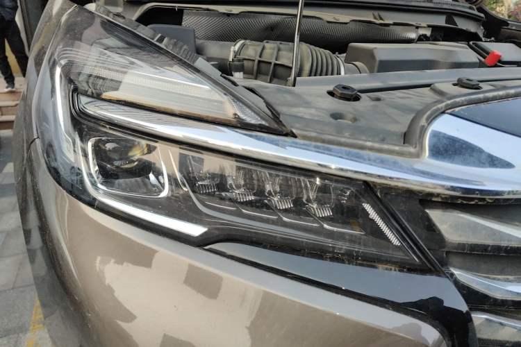 Used Buick GL8 2023 Facelifted Land Cruiser Executive Luxury Version Right Front Headlight
