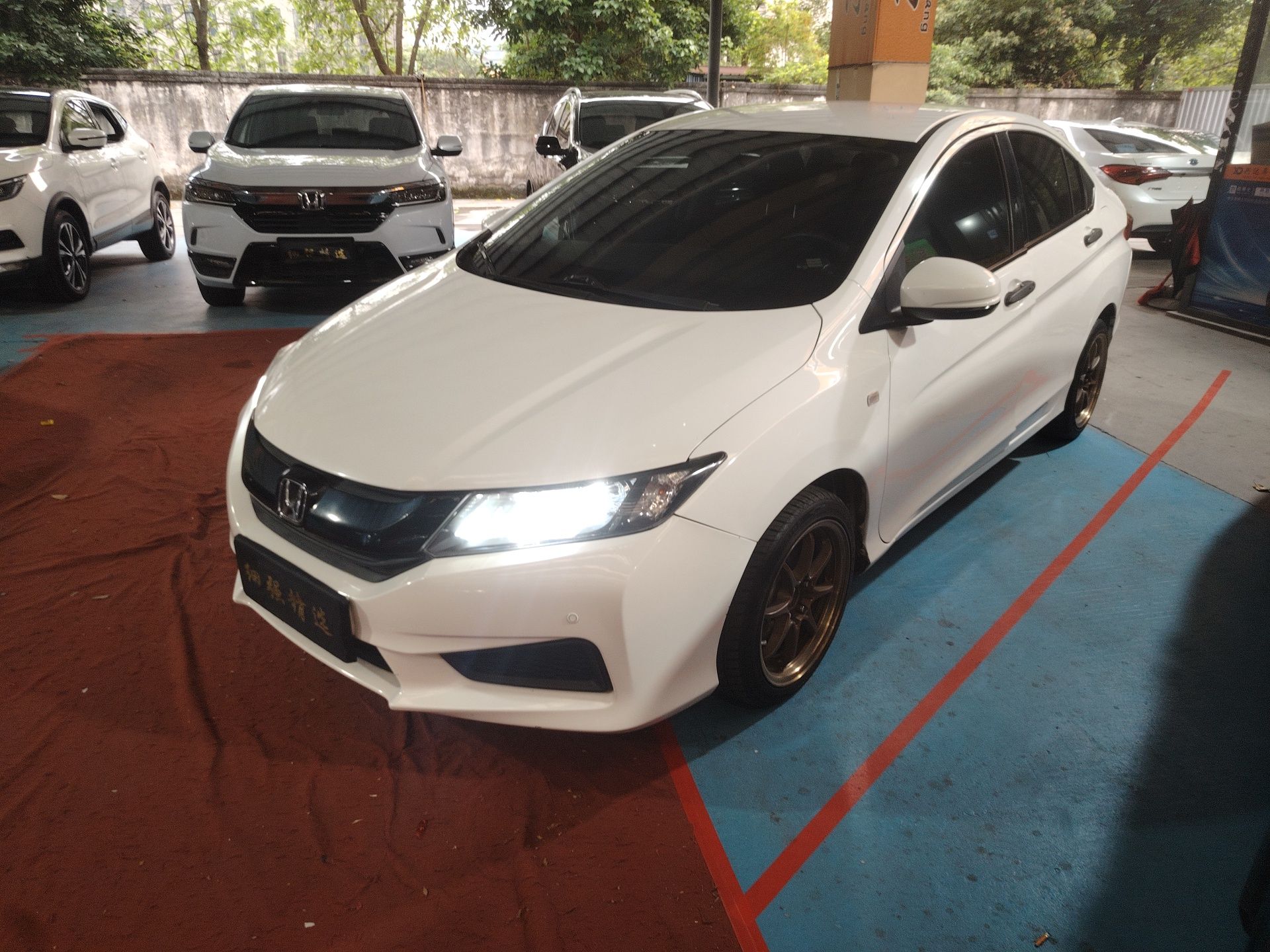 Под передней частью автомобиля