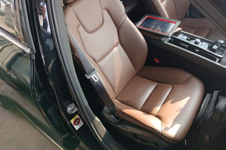 Used Volvo XC60 2023 B5 4x4 Smart Luxury Edition