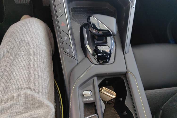 Used Lynk & Co 06 2023 Remix 1.5T Hero Gear Lever