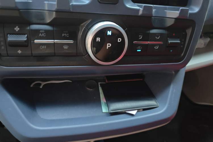 Used SRM New Energy E3 2025 Fudi 310KM Practical Passenger Vehicle Gear Lever