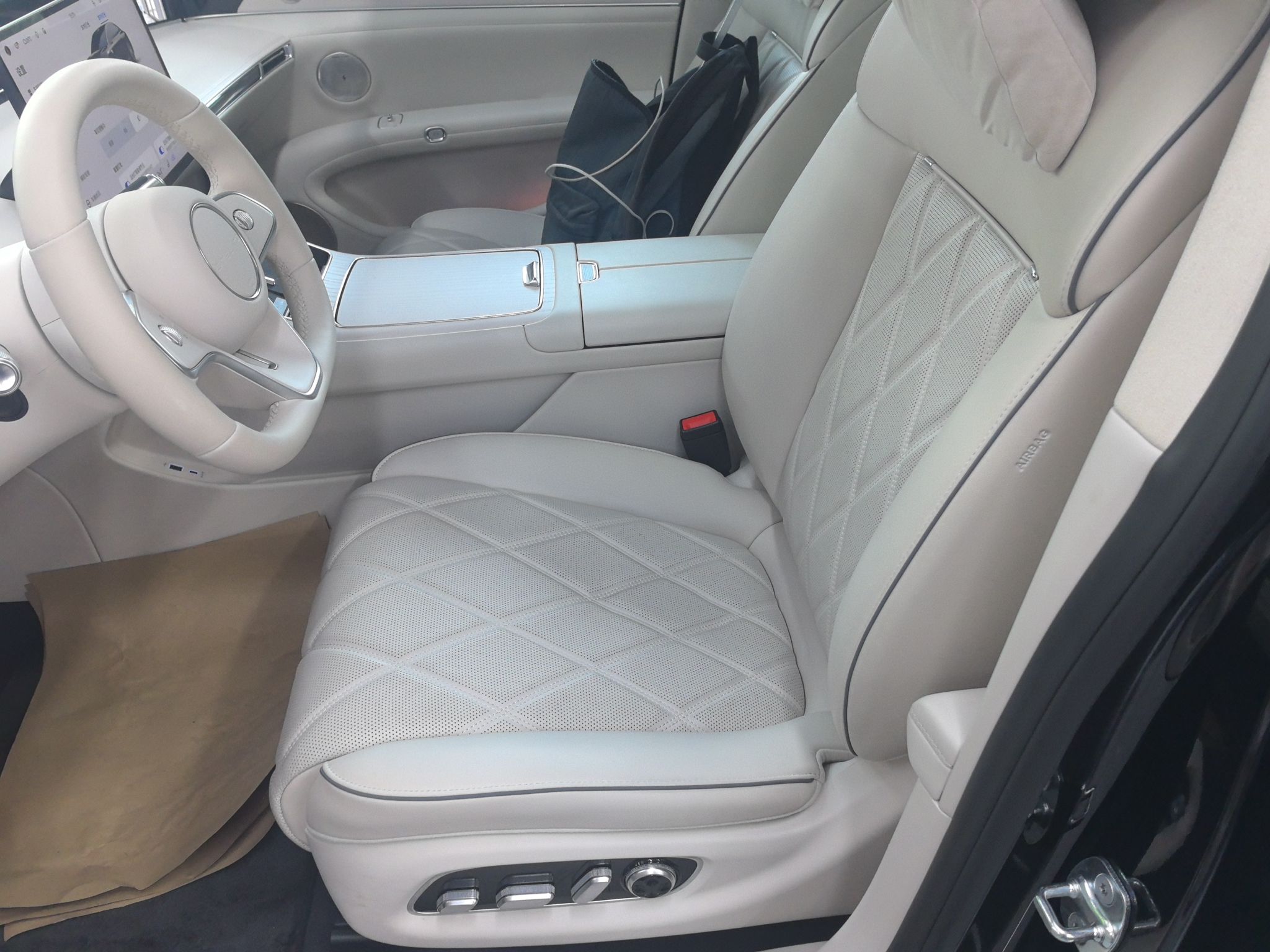 المقاعد الأمامية داخل السيارة