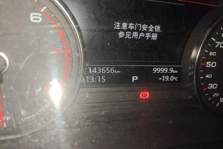 Used Audi A4L 2017 40 TFSI Fashion Model Odometer Close Up