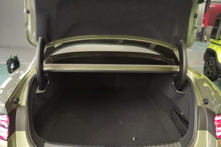 Used Xiaomi Auto SU7 2024 Four-Wheel Drive Ultra-Long Range Advanced Intelligent Driving Max Edition Trunk