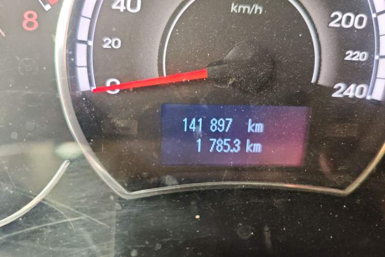Used Renault Koleos 2014 2.5L 4x4 Sportway Edition Odometer Close Up