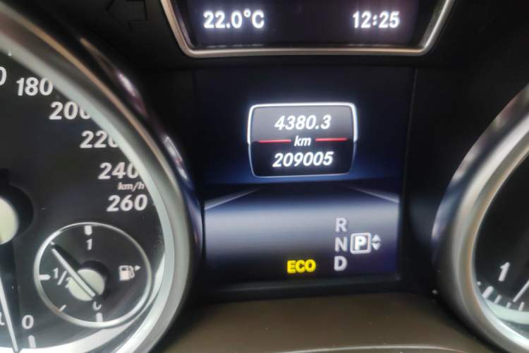 Used Mercedes-Benz M-Class 2014 ML 400 4MATIC Dynamic Model Odometer Close Up