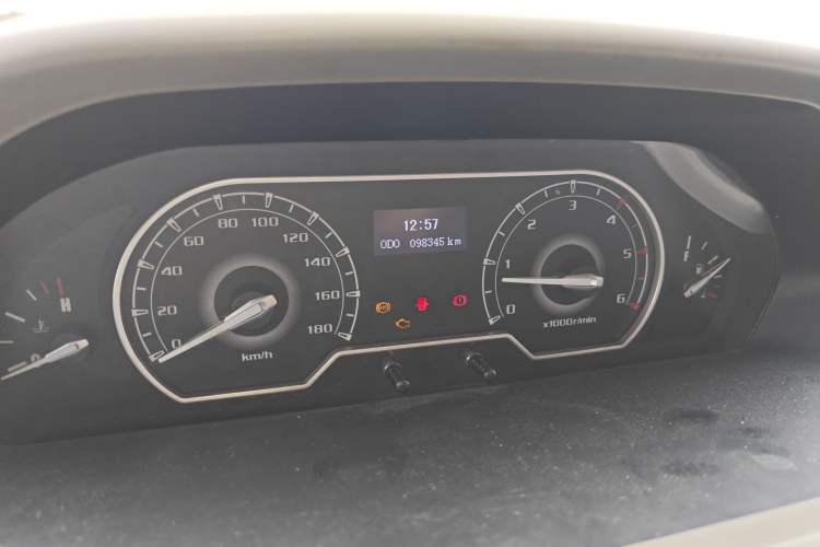 Used SAIC MAXUS Xintu V80 2018 2.5T 6-Speed Manual Elite Edition Short Wheelbase Mid-Height 5-6 Seater Instrument Cluster