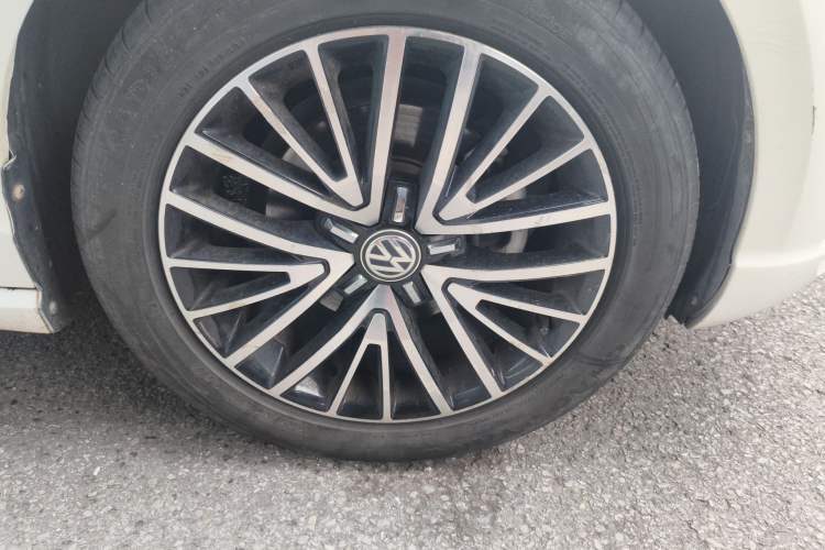 Used Volkswagen Lamando 2017 280TSI DSG Luxury Edition Right Front Wheel Hub
