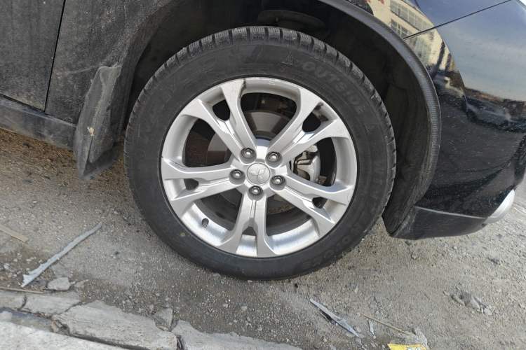 Used Mitsubishi Outlander 2013 2.4L 4x4 Luxury Navigation Edition 5 Seats Right Front Wheel Hub