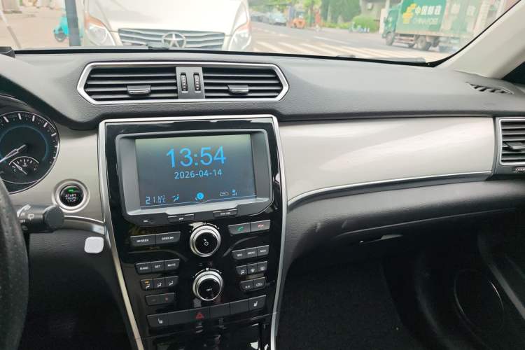 Used Haval H2 2014 1.5T Manual Two-Wheel Drive Elite Edition Audio And AC Panel