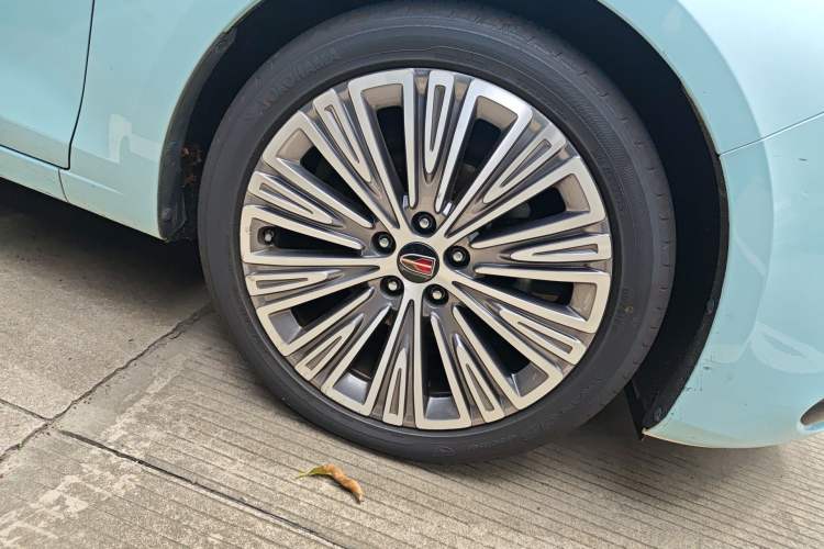 Used Hongqi H5 2022 Classic Model 1.8T Automatic Smart Connect Flagship Edition Right Front Wheel Hub