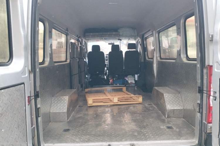 Used Dongfeng Yufeng 2021 2.3T Power King Front-Drive Logistics Van Long Wheelbase Mid-Roof 6–9 Seats China VI Standard M9T Trunk