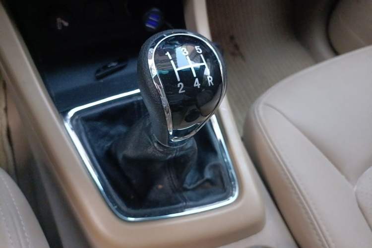 Used Baojun 730 2014 1.5L manual Comfort ESP version 7 seats Gear Lever