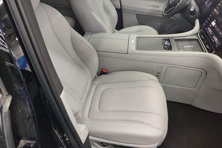 Used Hima AITO M9 2024 Range-Extended Ultra Version 42 kWh 6-Seater Model Right Front Seat