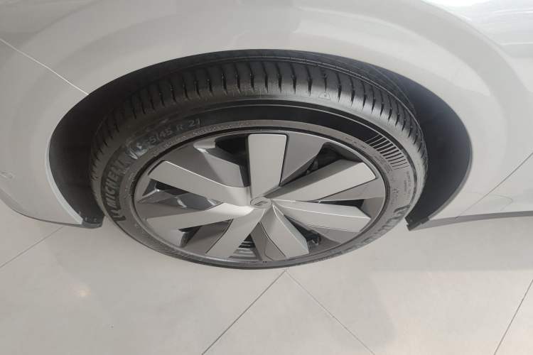 Used Li Auto i6 2025 Model Four-Wheel-Drive Standard Type
