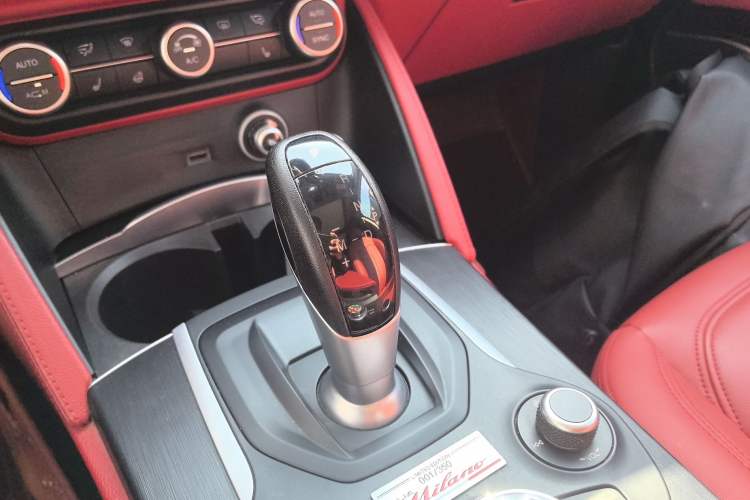 Used Alfa Romeo Stelvio 2017 2.0T 200HP Luxury Edition Gear Lever