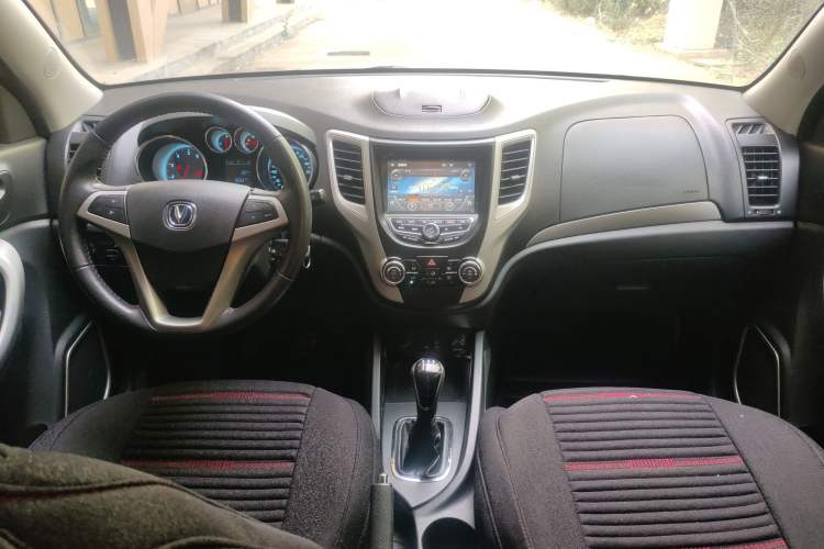Used CHANGAN CS35 2014 1.6L Manual Luxury Model China IV Standard Center Console