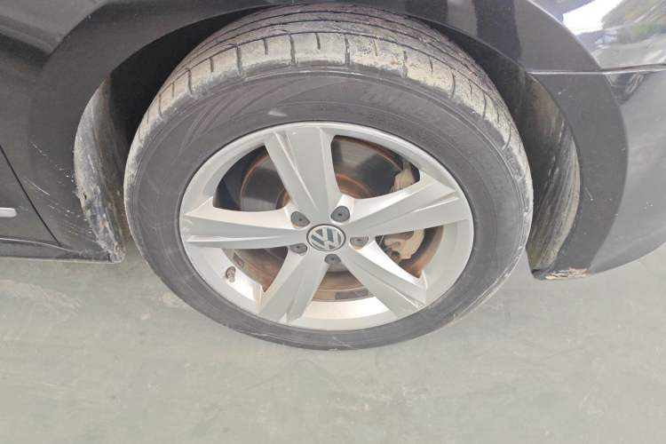 Used Volkswagen Passat 2013 1.8TSI DSG Prestige Edition Right Front Wheel Hub