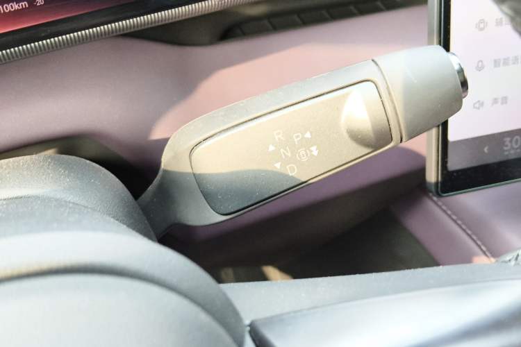 Used XPeng P7 2025 Model—702 Long Range Ultra Gear Lever