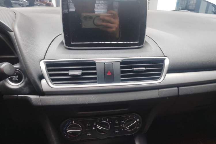 Used Mazda 3 Axela 2014 Sedan 1.5L Manual Comfort Model