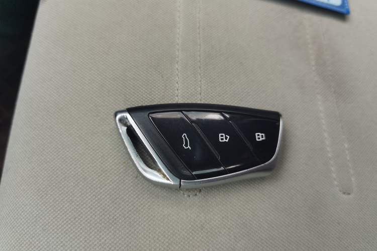 Used SAIC MAXUS Dana V1 2024 V1 Short Wheelbase Low-Roof Multi-Function Version (51 kWh) Vehicle Key